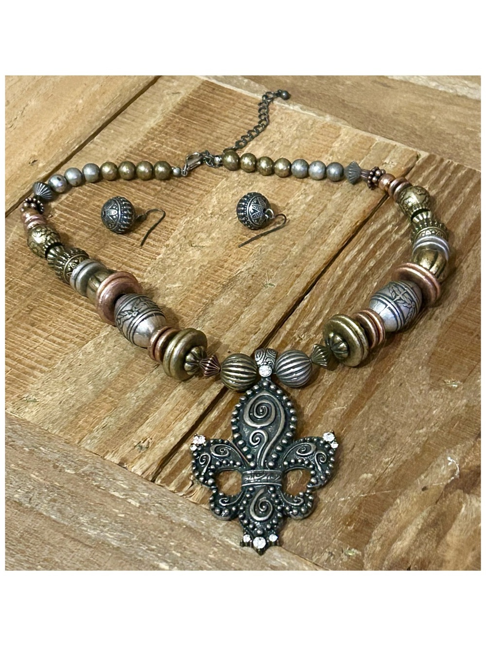 Fleur-de-Lis Multi-Tone Statement Necklace & Earring Jewelry Set. - Picture 4 of 14